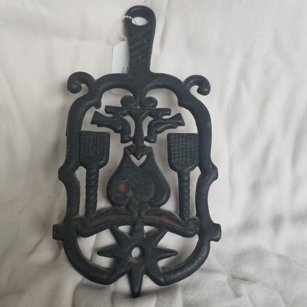Vintage Wilton Cast Iron Trivet doves brooms‎ Kitchen Décor Wall Hanging